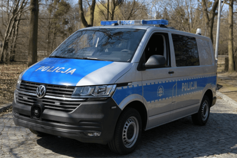 zdjęcie radiowozu policyjnego VW Transporter T6