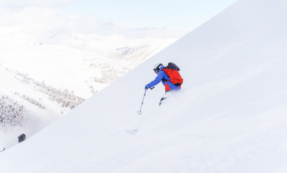 Skibob - nietypowy sport zimowy dla dzieci i dorosłych